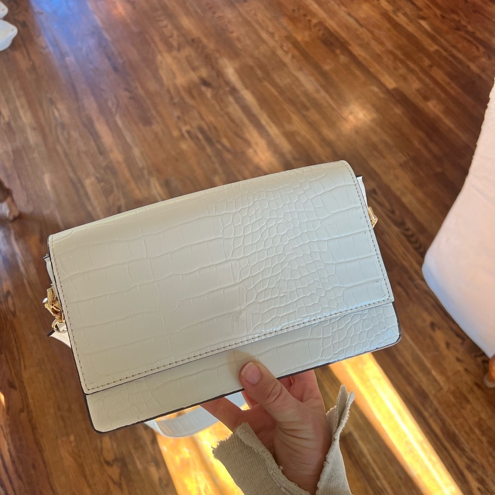 Elegant White Crocodile-Embossed Women's Bag